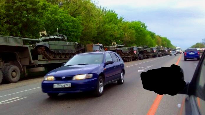 Εντυπωσιακό: Οπως το 1941  έτσι και τώρα τα νέα ρωσικά άρματα μάχης T-72B3 πήγαν από την παρέλαση κατευθείαν στο… μέτωπο!