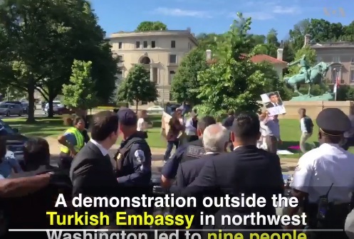 Ουάσιγκτον: Σωματοφύλακες του Ρ.Τ.Ερντογάν κυνηγούν και δέρνουν Κούρδους διαδηλωτές (βίντεο)