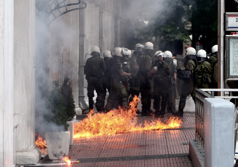 Σε πεδίο «μάχης» μεταξύ κουκουλοφόρων και MAT έχει μετατραπεί η πλατεία Συντάγματος (φωτό, βίντεο) (upd2)