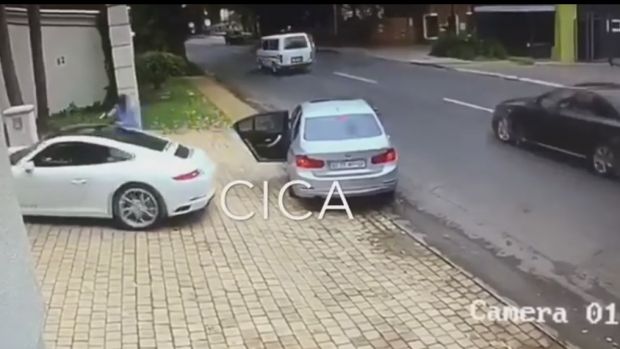 Τυχερός και με … γρήγορα αντανακλαστικά! Δείτε πώς γλίτωσε τη ληστεία (βίντεο)