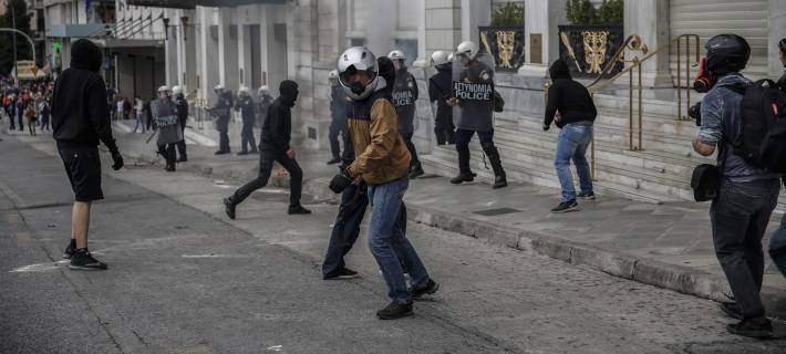 Βίντεο: Καρέ καρέ η επίθεση των κουκουλοφόρων στα ΜΑΤ