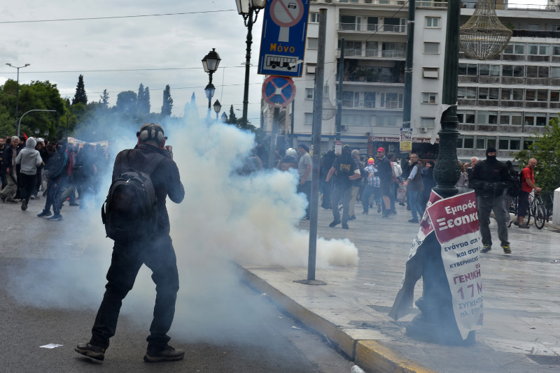 Με 25 νέα φονικά «όπλα» οι αναρχικοί κατά των ΜΑΤ στα χθεσινά επεισόδια στο Σύνταγμα (φωτό)