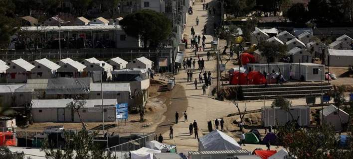Μετανάστες στη Λέσβο ζητούν τη μεταφορά τους από τον καταυλισμό της Μόριας