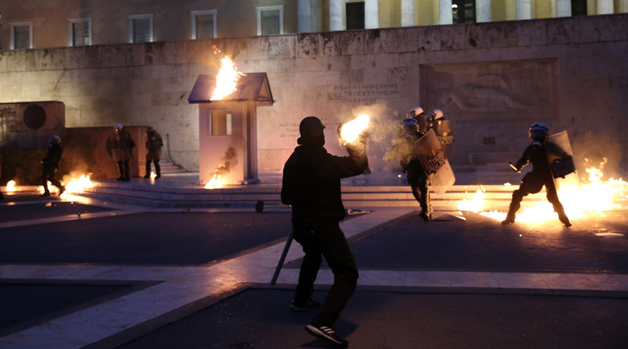 Xημικά και μολότοφ έξω από την Βουλή – Εσπασαν με βαριοπούλες φυλάκιο (βίντεο)