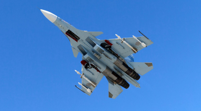 Δύο κινεζικά μαχητικά αεροσκάφη Su-30 πραγματοποίησαν «μη επαγγελματική» αναχαίτιση ενός αμερικανικού αεροσκάφους