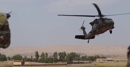Ελικόπτερα Blackhawk σε αποστολή στη Μοσούλη! (βίντεο)
