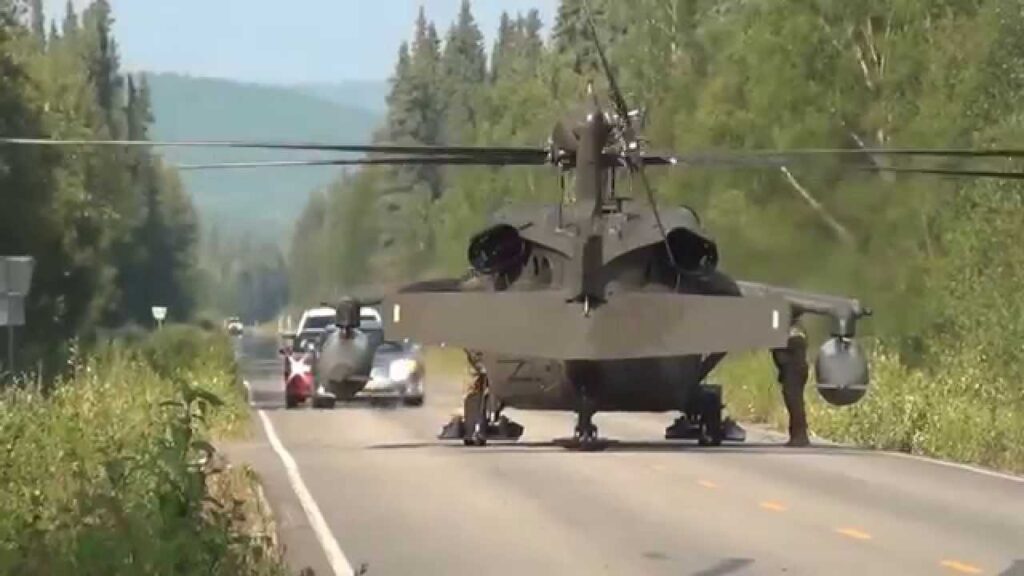 Μόνο στην Αλάσκα αυτά: Ελικόπτερο και ζώα μέσα στη μέση του δρόμου! (βίντεο)
