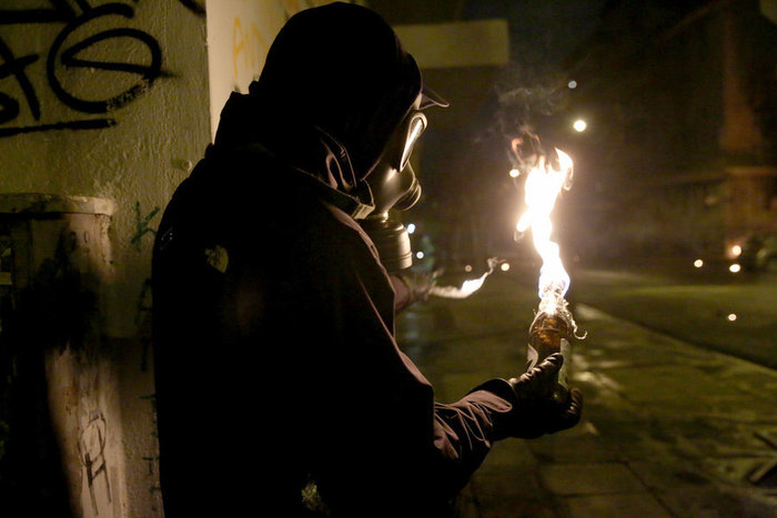 Αναρχικοί κάνουν επιδρομές στην Αθήνα, προκαλλώντας φθορές