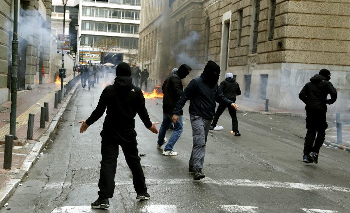 Αναρχικοί επιτέθηκαν στο Αστυνομικό Τμήμα Ναυπάκτου