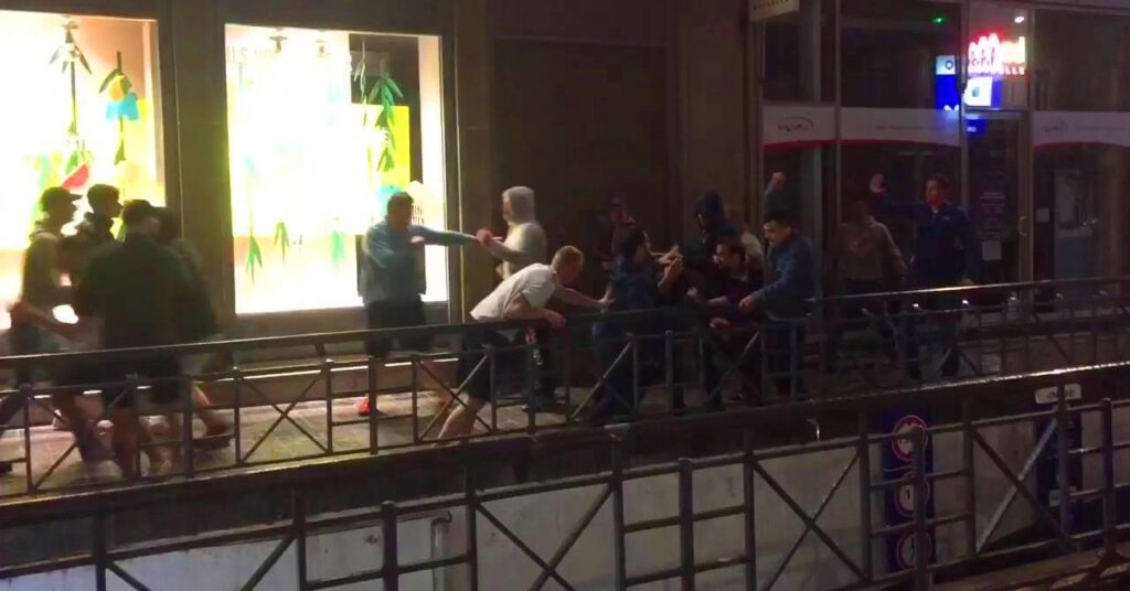 Βίντεο: Τούρκοι παρακρατικοί επιτέθηκαν στο ξενοδοχείο των Ελλήνων του Ολυμπιακού και επιχείρησαν να τους κάψουν ζωντανούς!