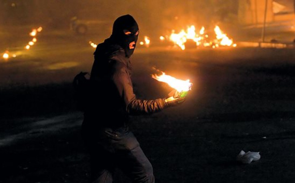 Εξάρχεια: Επίθεση με μολότοφ στον προαύλιο χώρο του υπ. Πολιτισμού!