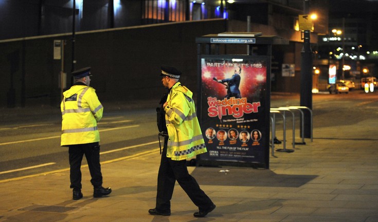 Χιλιάδες άνθρωποι συγκεντρώνονται στο Μάντσεστερ σε ένδειξη αλληλεγγύης προς τις οικογένειες των θυμάτων (φωτό, βίντεο)