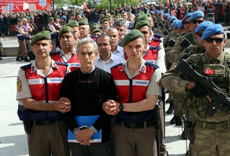 Τουρκία: Έτσι  πηγαίνουν οι τουρκικές αρχές τους   συλληφθέντες για την απόπειρα πραξικοπήματος σε δίκη  (βίντεο)