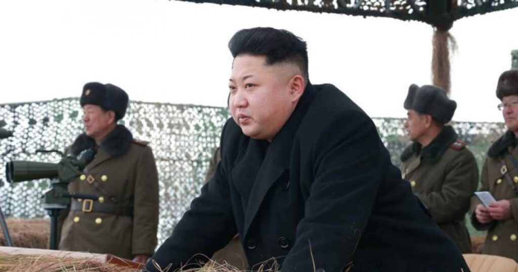 Ετοιμάζεται για πόλεμο ο Κιμ Γιονγκ Ουν; Ανακοίνωσε τη μαζική παραγωγή πυραύλων ικανών να πλήξουν και τις ΗΠΑ (φωτό, βίντεο)
