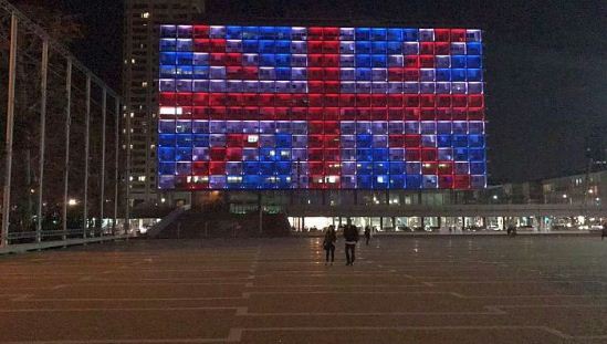 Μεγάλα κτίρια ανά τον κόσμο «ντύθηκαν» με τη σημαία της Βρετανίας ως συμπαράσταση για την επίθεση (φωτό)