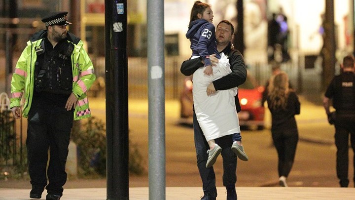 Τα πρωτοσέλιδα της επόμενης ημέρας για την επίθεση στο  Μάντσεστερ- Τι γράφει ο Βρετανικός Τύπος