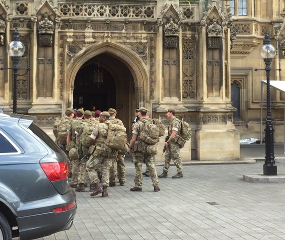 Κλίμα τρόμου! Βαριά οπλισμένοι στρατιώτες έτοιμοι για όλα στους δρόμους του Λονδίνου (φωτό)