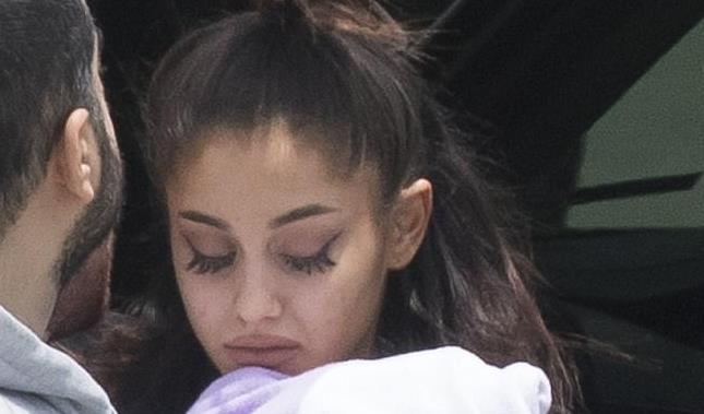 Η Αριάνα Γκράντε θα πληρώσει τα έξοδα κηδείας των 22 θυμάτων της τρομοκρατικής επίθεσης στο Μάντσεστερ (φωτό)