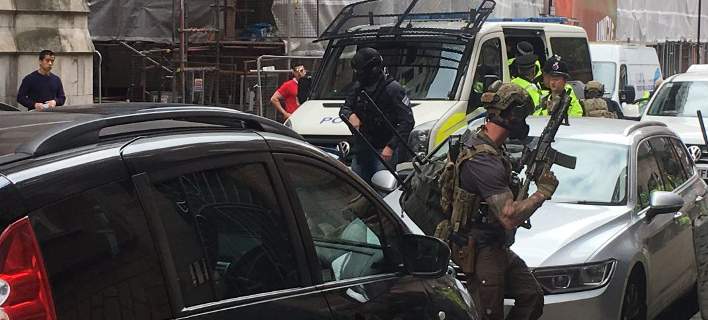 Επιδρομή της αστυνομίας σε διαμέρισμα στο κέντρο του Μάντσεστερ (φωτό)