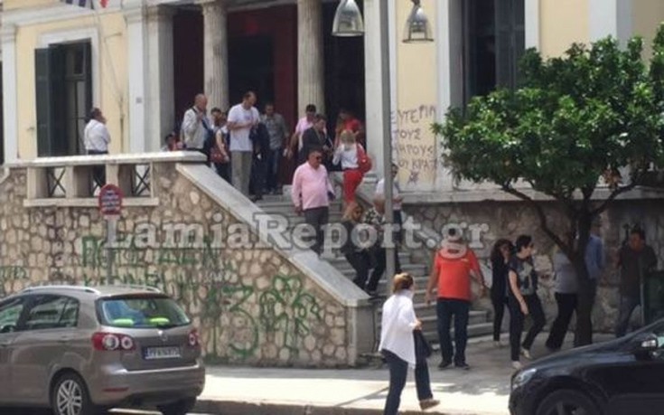 Τηλεφώνημα για βόμβα στα Δικαστήρια Λαμίας – Εκκενώθηκε και αποκλείστηκε (φωτό)