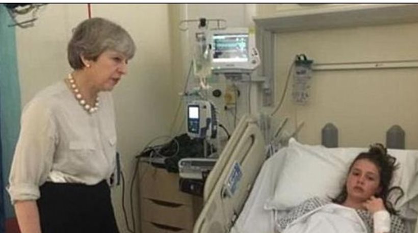 Η Τερέζα Μέι βρίσκεται στο πλευρό 14χρονης που νοσηλεύεται μετά το τρομοκρατικό χτύπημα (φωτό, βίντεο)