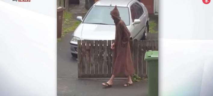 Βίντεο ντοκουμέντο: Ο μακελάρης του Μάντσεστερ με μανδύα ένα χρόνο πριν έξω από το σπίτι του