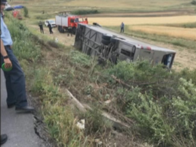 Λεωφορείο με μαθητές δημοτικού ανετράπη στις Σέρρες μετά από σύγκρουση με φορτηγό – Ένα παιδί σοβαρά τραυματισμένο (φωτό) (upd2)