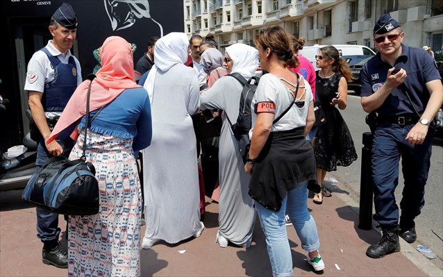 Γαλλία: Οι αρχές συνέλαβαν 10 γυναίκες με μπουρκίνι στις Κάννες