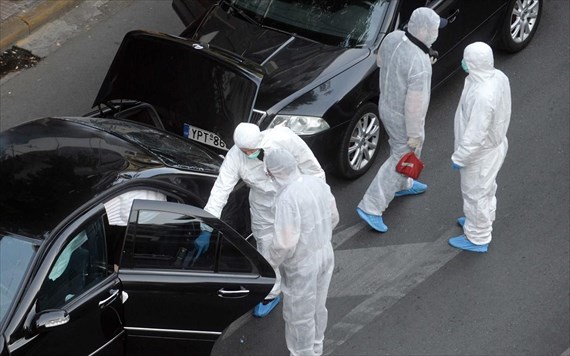 Επίθεση στον Παπαδήμο: Τα ακουστικά του στο έδαφος, δίπλα στα αίματα (φωτό, βίντεο)