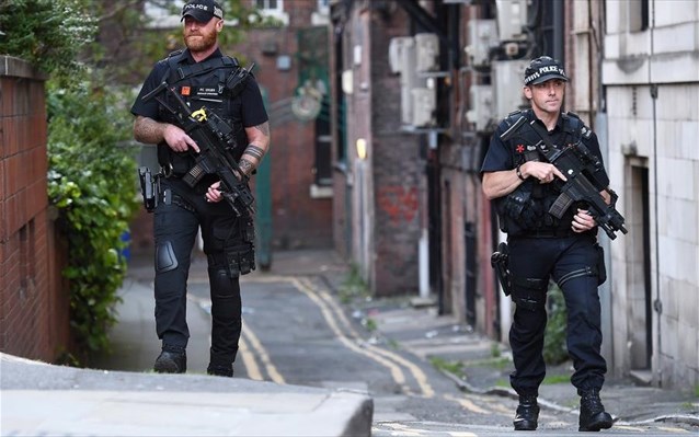 Στο ανώτατο επίπεδο παραμένει η ασφάλεια στη Βρετανία – Οι δυνάμεις του στρατού στους δρόμους