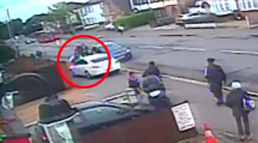 Η σοκαριστική στιγμή που οδηγός ΙΧ καβαλάει πεζοδρόμιο και πετάει στον αέρα 17χρονο (βίντεο)