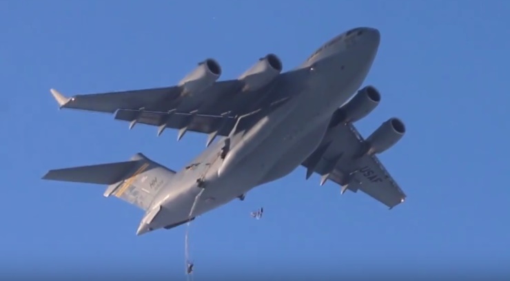 Αλεξιπτωτιστές σε άλματα στατικού ιμάντα από C-17! (βίντεο)