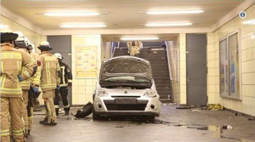 Στιγμές τρόμου στο Βερολίνο: Αμάξι μπήκε στο μετρό και τραυμάτισε 6 άτομα (φωτό)