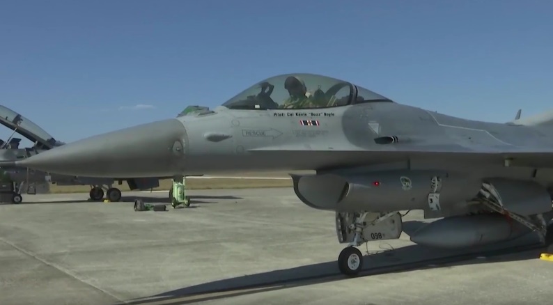 F-16 Fighting Falcons σε άσκηση αερομαχίας! (βίντεο)