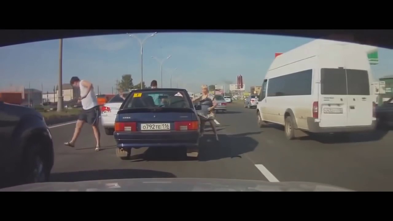 Βίντεο: Άγριο ξύλο στους δρόμους!