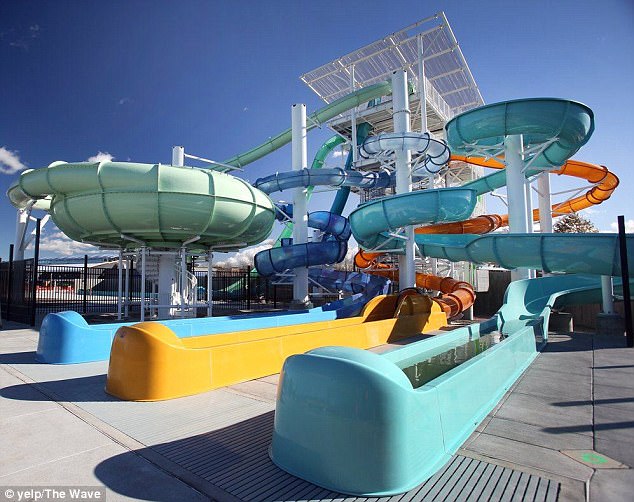 Σοκαριστικό! Η στιγμή που 10χρονο αγόρι βγαίνει εκτός …  νεροτσουλήθρας (βίντεο)