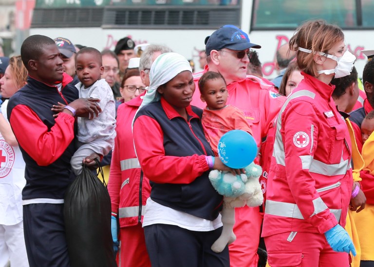 Πλοίο της ΜΚΟ με μετανάστες στην Νάπολη (φωτό)