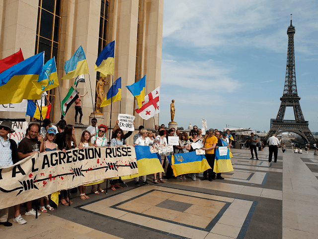 Συνάντηση Πούτιν-Μακρόν: Συλλήψεις διαδηλωτών που σήκωσαν πανό κατά του Ρώσου προέδρου (βίντεο)