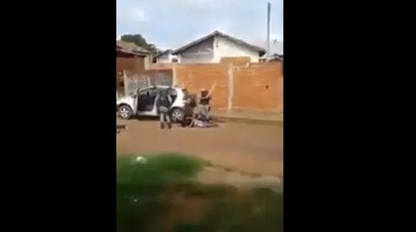 Βίντεο: Αστυνομικοί χτυπούν διαδηλωτή που βρίσκεται στο έδαφος