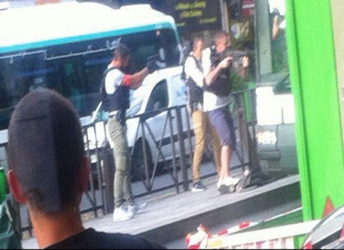 ΕΚΤΑΚΤΟ: Τρεις νεαροί Άραβες απειλούσαν να ανατινάξουν λεωφορείο στο Παρίσι! (φωτό)