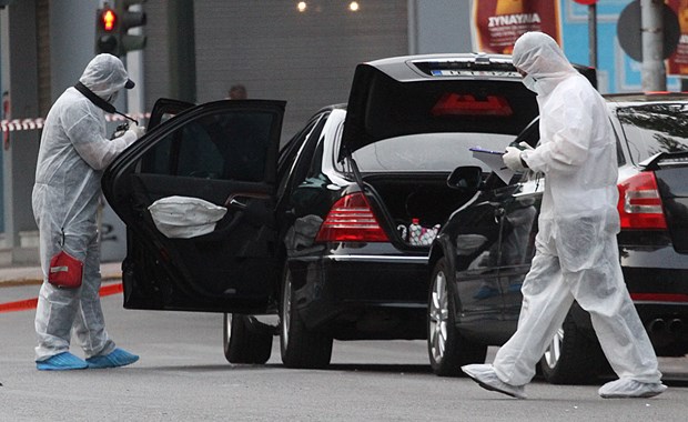 Το τρομοπακέτο του Λ. Παπαδήμου βρισκόταν για 24ώρες στο πεζοδρόμιο, έξω από το σπίτι του