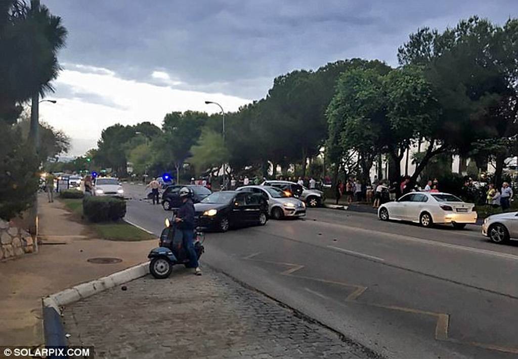 Η τραγική στιγμή που οδηγός «θερίζει» πεζούς με το αυτοκίνητό του – Προσοχή σκληρές φωτό και βίντεο