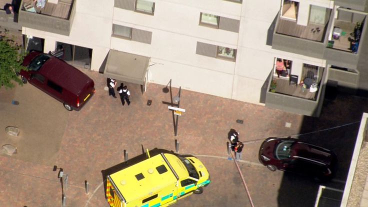 Σε εξέλιξη αστυνομική επιχείρηση στο ανατολικό Λονδίνο στο διαμέρισμα ενός εκ των δραστών – Δείτε ζωντανά (βίντεο)