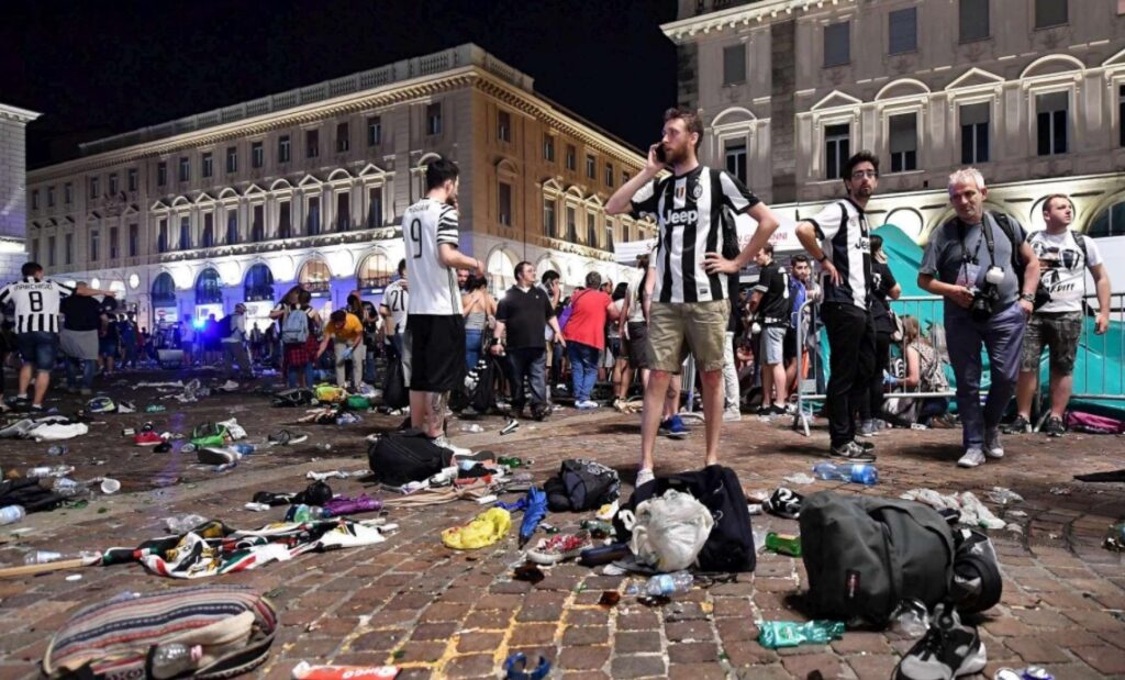 Χαμός στο Τορίνο: Αυτός ο οπαδός προκάλεσε τον πανικό; (βίντεο)