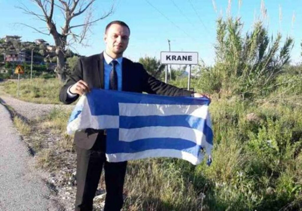 Xειροπέδες στον Αλβανό Ταχίρ Βέλιου που έκαιγε ελληνικές σημαίες –  Επιθέσεις σε περιοχές της ελληνικής μειονότητας!