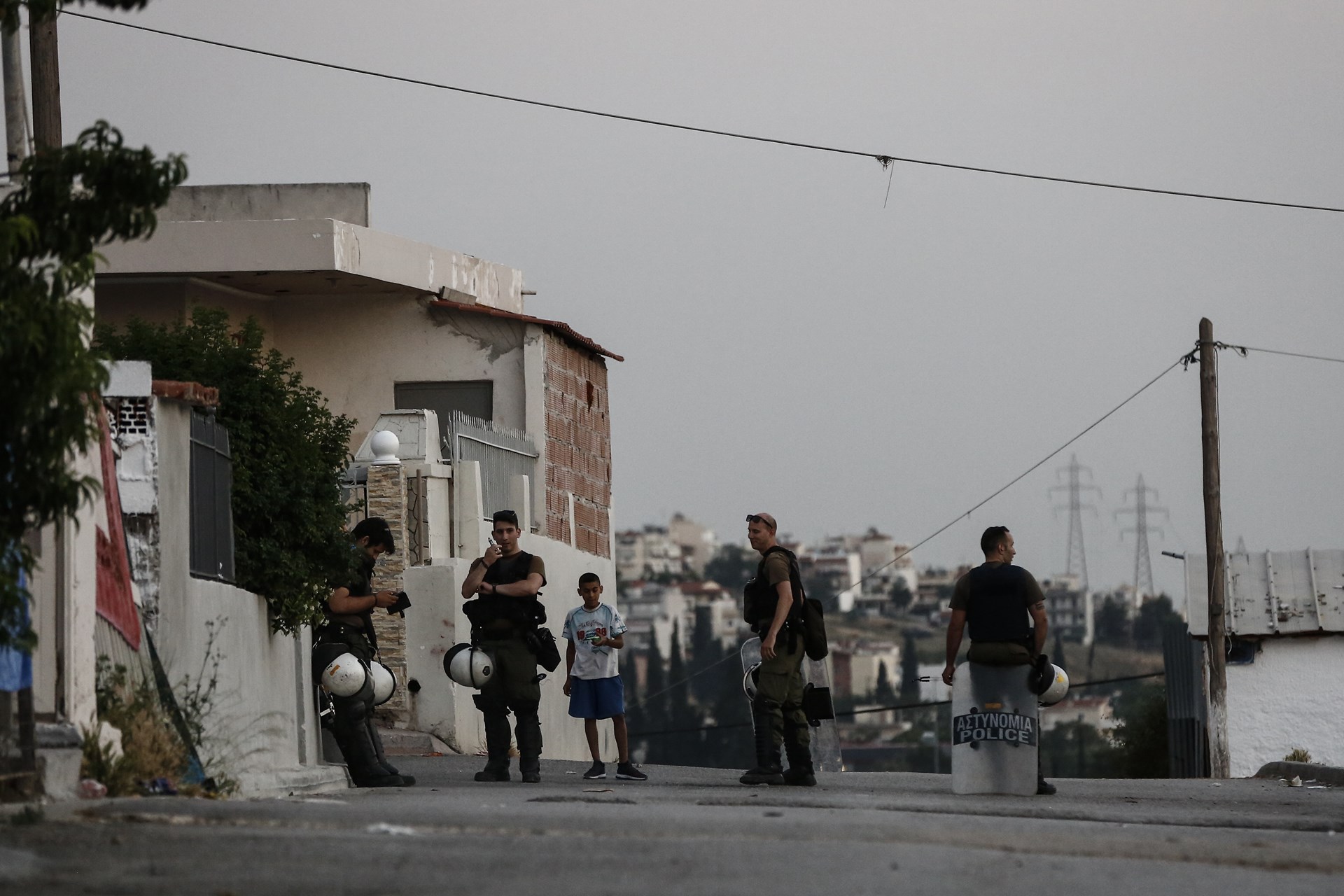 Μενίδι: Βαίνει εκτός ελέγχου η κατάσταση – Πυροβολισμοί από τα «γκέτο» των Αθίγγανων (φωτό, βίντεο) (upd)