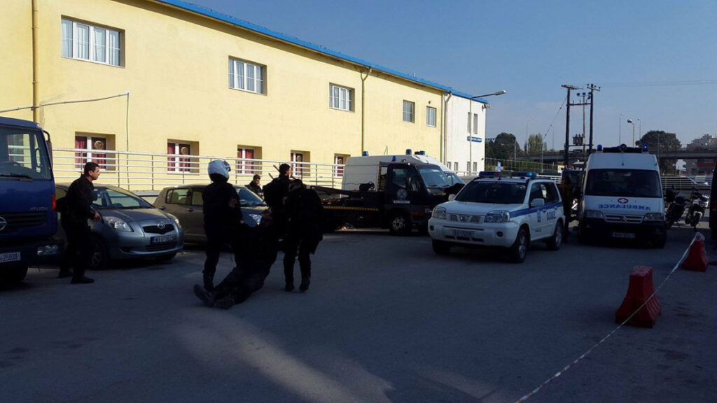 Πυρά και τραυματισμοί αθώων σε άσκηση της ΕΛ.ΑΣ στην Θεσσαλονίκης (φωτό, βίντεο)