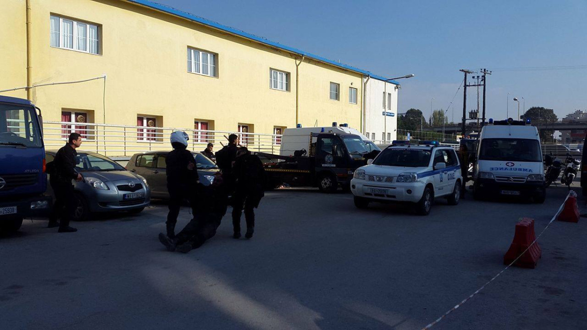 Πυρά και τραυματισμοί αθώων σε άσκηση της ΕΛ.ΑΣ στην Θεσσαλονίκης (φωτό, βίντεο)