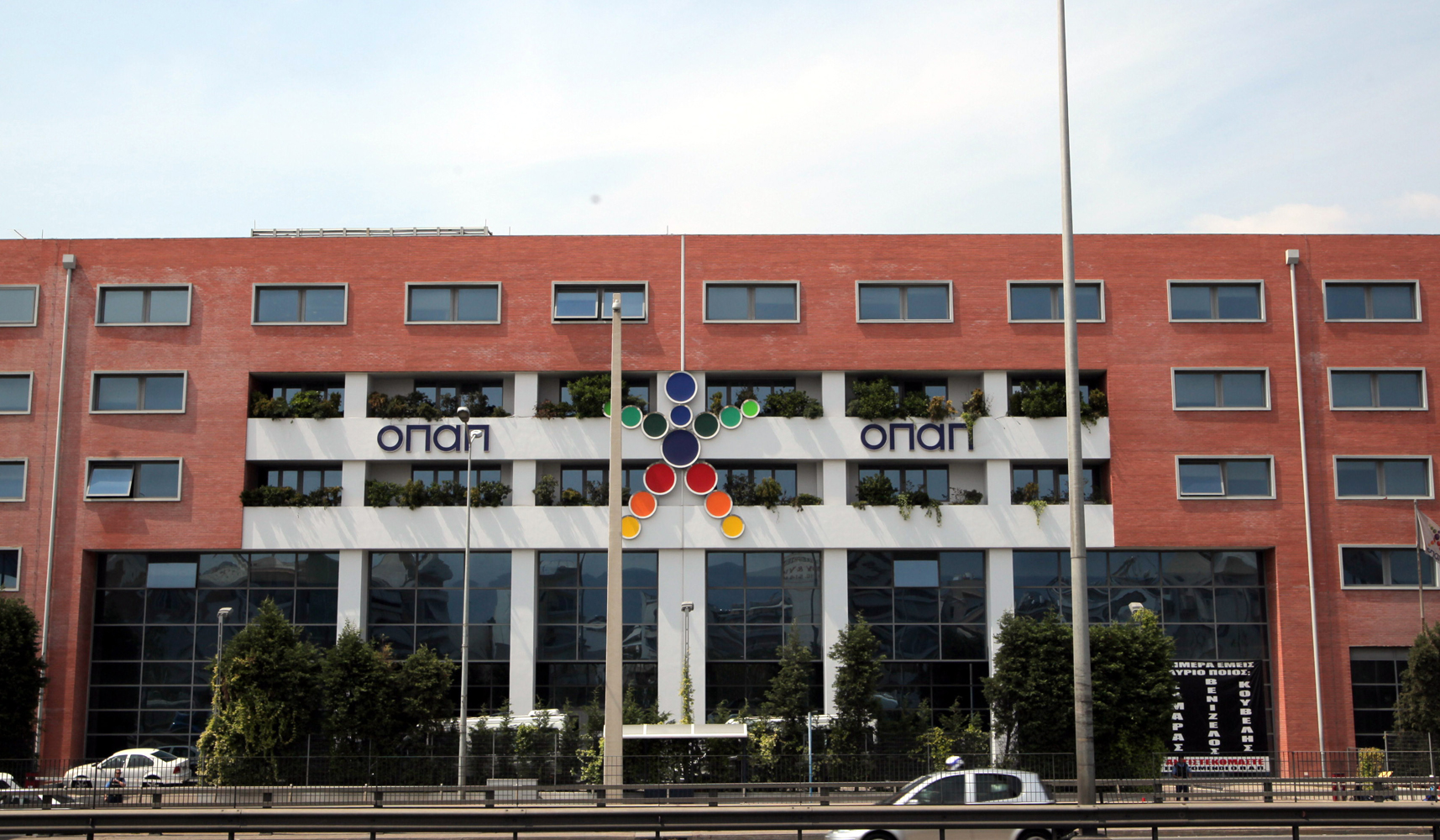 Θεσσαλονίκη: Καρέ καρέ το χτύπημα του «πιστολέρο» σε πρακτορείο ΟΠΑΠ (Βίντεο)