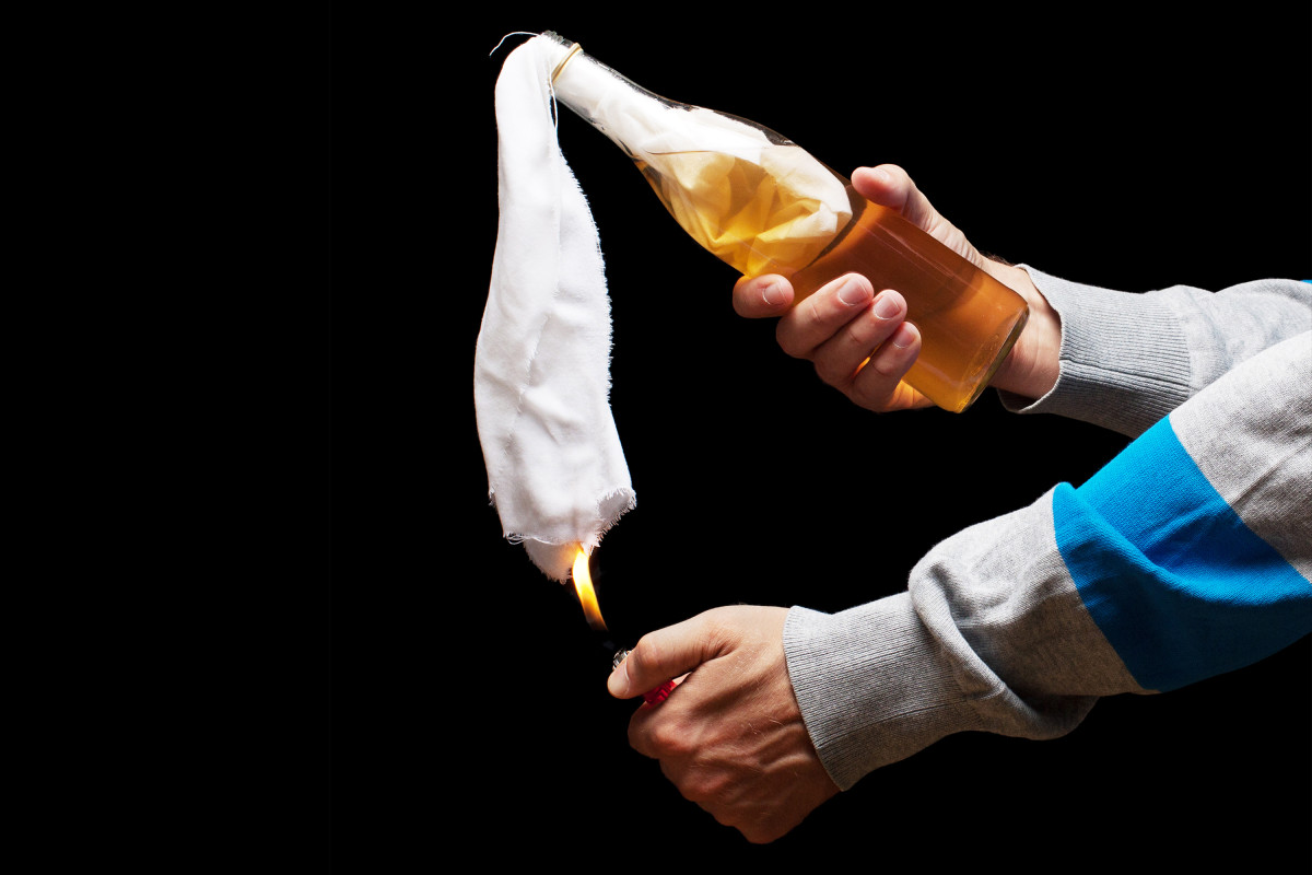 Νέες επιθέσεις κατά των ΜΑΤ με βόμβες μολότοφ στο κέντρο της Αθήνας